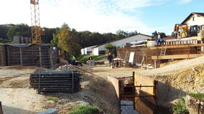Bild: Klaus Högl
Über die Widerlager wird sich über den verrohrten Krumbach die neue Brücke spannen