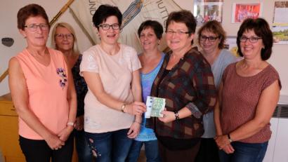 Bild: do
Mit den Einnahmen aus dem Verkauf der Kräuterbüschel zu Mariä Himmelfahrt unterstützt der Katholische Frauenbund um Irmi Bauer (Dritte von links) Elisabeth Merkl (Dritte von rechts) und den Verein „LebKom“, die sich für die Verbesserung der Lebens- und Gesundheitsverhältnisse kenianischer Frauen einsetzen.