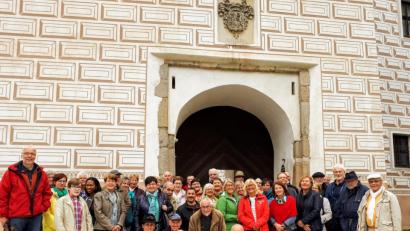 Bild: eib
Die Teilnehmer der Ehrenamtlichen-Kulturtour vor dem Renaissanceschloss Březnice (Bresnitz)