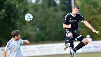 Bild: Alfred Schwarzmeier
Manfred Widegger (links) und der FC OVI-Teunz werden sich auch gegen Schwarzenfeld in alle Bälle werfen müssen.