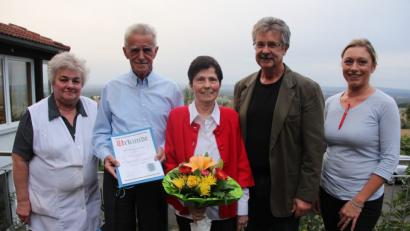Bild: kro
30. Mal Urlaub im Hotel "Hackelstein". Unser Bild zeigt von links Zorka Ströll, Karl und Sieglinde Gmeiner, Bürgermeister Wolfgang Braun und Junior-Chefin Laura Ströll.