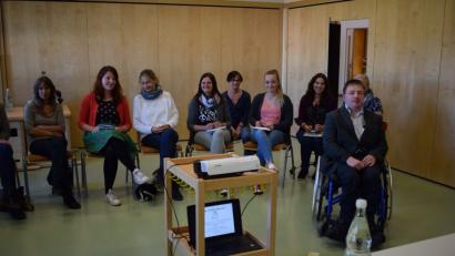 Bild: bnr
Mitarbeiter verschiedener Behörden erlernen die „Einfache und leichte Sprache". Referent Sebastian Müller (rechts), der selbst unter einem Handicap leidet, hat eine Methode der einfachen Verständigung ohne gemeinsame Sprache entwickelt.