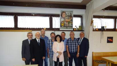 Bild: exb
Bürgermeister Josef Etterer und VdK-Kreisgeschäftsführer Harald Gresik sind froh, dass Markus Reindl, Otto Ackermann, Gabriele Kirchberger, Hermann Popp, Konrad Federsel und Georg Brand (von links) Verantwortung im Kastler Ortsverband übernehmen und so dessen Fortbestand sichern.