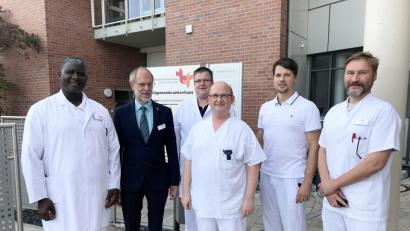Bild: exb
Die neue Mannschaft von links: Chefarzt Vincent W. Wanji, Klaus Emmerich (Vorstand), Dr. Michael Körber (hinten), Dr. Carsten Schwab, Dr. Tomas Patik, Dr. Klaus Nester (Ärztlicher Direktor).