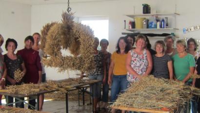 Bild: le
Die Erntekrone ziert an Erntedank die evangelische Kirche. Zeitgleich wird bei dem Festgottesdienst das 40-Jährige des Frauenbunds gefeiert.