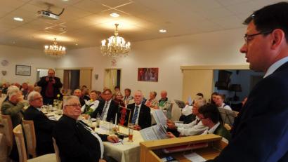 Bild: Brendel, Hubert (BR)
Martin Schöffel (rechts), Mitglied des Bayerischen Landtags hielt beim „Tag der Heimat“ des Stadt- und Kreisverbandes Bayreuth des Bundesverbandes der Vertriebenen (BdV) im Goethe-Saal im Gasthaus Specht in Fichtelberg die Festrede. (vorne, Bildmitte), Kreisvorsitzender Helmut Hempel.