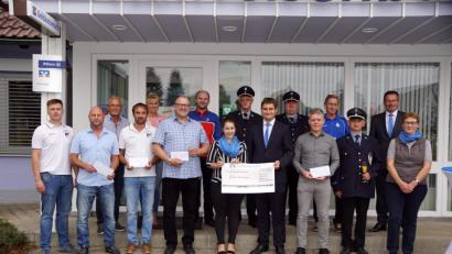 Bild: bkr
Für die Empfänger der Spenden ist es freudiger Tag: (von links) Michael Sollfrank (SV Kulmain), Jürgen Lautner (SV Immenreuth), Franz Griener (Kirchenstiftung Kulmain), Wolfgang Groß (SV Kulmain) Monika Kainz (SVI-Radsportgruppe), Markus Schraml (Sängerbund Immenreuth), Alexander Brunner (Bergwacht Tannenberg), Lena Kohl, Gerhard Greger (Feuerwehr Ahornberg), Matthias Fütterer, Georg Redl (Feuerwehr Kulmain), Wolfgang Nickl (Heimatverein Altensteinreuth), Raimund Scharf (SSV Kirchenpingarten), Ernst Braunreuther (Feuerwehr Kulmain), Vorstandssprecher Joachim Geyer und Zweigstellenmitarbeiterin Helga Hofweller.