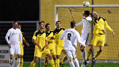 Bild: Büttner
Mit einem glücklichen 1:0-Sieg der SpVgg SV Weiden über den ASV Burglengenfeld endete die Landesliga-Partie am Freitagabend im Sparda-Bank-Stadion. Benjamin Werner (weißes Trikot, beim Kopfball) erzielte das Tor des Tages.