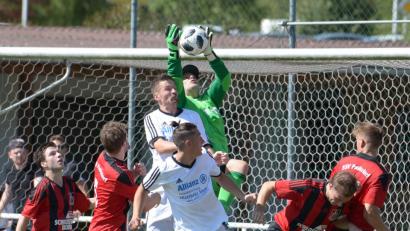 Bild: ref
Alarm im Strafraum des SSV Paulsdorf (rote Trikot): Vergangenes Wochenende bekam es der Aufsteiger mit dem Spitzenreiter und der besten Offensive der Bezirksliga zu tun, diesmal mit dem SV Raigering und dem zweitbesten Angriff der Liga.