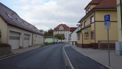 Bild: lnz
So sieht es an der Ausfahrt neben dem ehemaligen Postgebäude (rechts) nicht immer aus - regulär auf den Parkstreifen abgestellte Autos versperren beim Abbiegen oft die Sicht. Angeregt wurde ein Verkehrsspiegel auf der gegenüberliegenden Seite, was aber wegen der BRK-Garage (links) nicht machbar sei, wie es heißt.