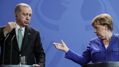 Bild: Michael Kappeler/dpa
Bundeskanzlerin Angela Merkel und Recep Tayyip Erdogan, Präsident der Türkei, bei der gemeinsamen Pressekonferenz.