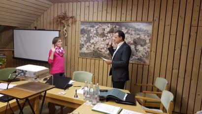 Bild: gi
Margareta Schieder-Beierl rückte für Josef Zitzmann in den Gemeinderat Leuchtenberg nach. Vorher musste sie die Eidesformel nach der Gemeindeordnung leisten.