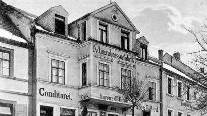 Bild: hev
Dort, wo früher einmal das 1901 abgebrannte städtische Malzhaus stand, errichtet Konditor Lorenz Schmidt einen Neubau, in dem er Anfang Dezember 1904 sein Geschäft eröffnet. Dieses beinhaltet eine Konditorei, ein Café, eine Mineralwasser-, Limonaden- und Likörfabrik sowie den Verkauf von „Kolonialwaren“.