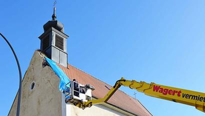 Bild: ü
Eine Dachdeckerfirma beseitigt die Schäden an der Dorfkirche in Altzirkendorf, zumindest soweit, dass kein Wasser in das Kirchenschiff eindringen kann.