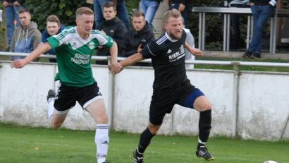 Bild: gb
Nach der ersten Saisonniederlage in Plößberg will die SpVgg Vohenstrauß wieder in die Spur zurückkommen. Beim FC Tremmersdorf soll der zehnte Saisonsieg gelingen. In dieser Szene zieht der Vohenstraußer Nichola Neidhardt (rechts) auf und davon, verfolgt von Philipp Müller (SV Plößberg).