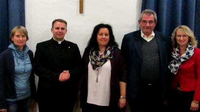 Bild: sck
Neue Gesichter im Dekanatsrat (von links): Pastoralreferentin Melanie Zink (Pegnitz), Pfarrvikar Dominik Urban (Pottenstein), Vorsitzende Sonja Schwemmer, geistlicher Beirat Josef Hell und Schriftführerin Regina Schrembs.