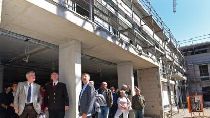 Bild: Petra Hartl
Staatsminister a.D. Thomas Goppel und sein Landtagskollegen Harald Schwartz (beide CSU - von links) sehen sich auf der Baustelle für das Seniorenwohnprojekt an der Brentanostraße neben dem Wallmenichhaus um.