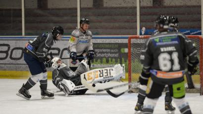 Bild: brü
Zum ersten Mal geschlagen, ERSC-Keeper Oliver Engmann kann bei der 1:0 Führung der Gäste aus Passau nur noch hinterher schauen.