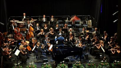 Bild: Petra Hartl
Unter Leitung von Michael Balke – mit Solistin Marianna Shirinyan (Klavier) – eröffnen die Münchner Symphoniker die Klassik-Saison am Amberger Stadttheater. Auf dem Programm stehen Werke von Sergei Prokofjew, Sergei Rachmaninow und Ludwig van Beethoven.