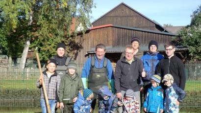 Bild: rpp
Ohne fleißige Helfer gibt es keine Kirwa-Karpfen. Doch in Löschwitz hilft immer das ganze Dorf zusammen, und die Kleinsten wachsen gleich in die Traditionen mit hinein.