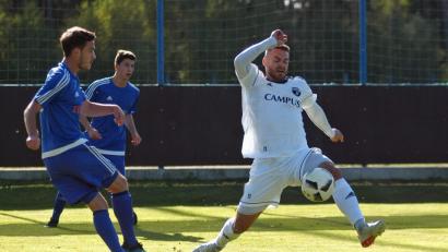 Bild: otr
Der SV Etzenricht hielt mit einer starken kämpferischen Leistung dem souveränen Tabellenführer SV Donaustauf über 90 Minuten Paroli. In dieser Szene versucht Verteidiger Andreas Koppmann (links) den Ball nach vorne zu spielen.