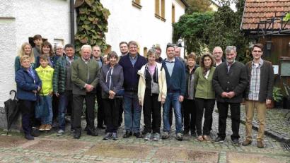 Bild: exb
Josef Kohl in der Bildmitte, eingerahmt von seinen Schwestern Bette und Suzanne und weitere Besucher der Willkommensparty.