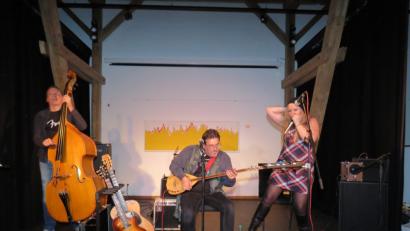 Bild: ubb
"United Blues Experience" mit Harry Hirschmann am Bass, Bluesmusiker und Bandgründer Wolfgang Bernreuther und der beseelten Sängerin und Mundharmonikaspielerin Beata Kossowska (v. li.) hat dem Kunsthaus einen Herbstsaison-Auftakt der Meisterklasse des groovigen Blues serviert.