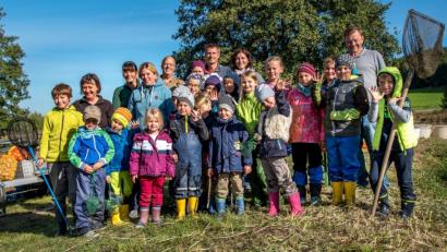 Bild: arr
Die Kindergruppe des Landesbund für Vogelschutz beim Abfischen bei den Langwiedweiher bei Nabburg