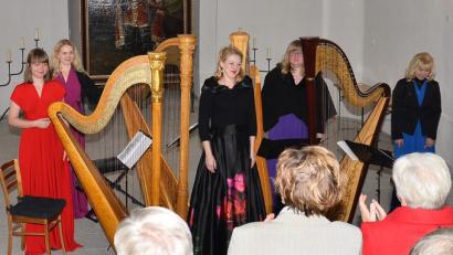 Bild: fjo
Das „Prah-a-harP Quartet“ aus Prag spielt sich zum Abschluss des "12. Musikalischen Sommers" in der Wenzelskirche von Rozvadov in die Herzen vieler Zuhörer.