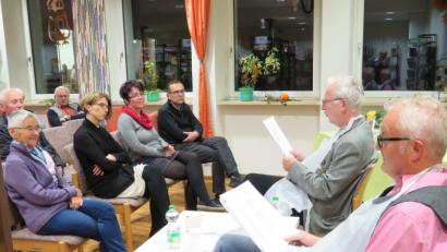 Bild: adj
Schon am Outfit der Protagonisten Thomas Bäumler und Wolfgang Herzer (von rechts) bei der Lesung in der Pfarr- und Gemeindebücherei konnten die Zuhörer erkennen,dass es nicht lieblich und zart wird.