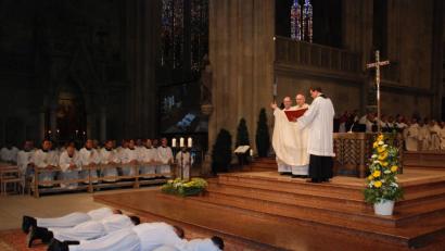 Bild: Bischöfliche Pressestelle
Als Zeichen der Hingabe an Christus liegen die Weihekandidaten ausgestreckt auf dem Boden, währenddessen singen Schola und Gemeinde die Allerheiligenlitanei.