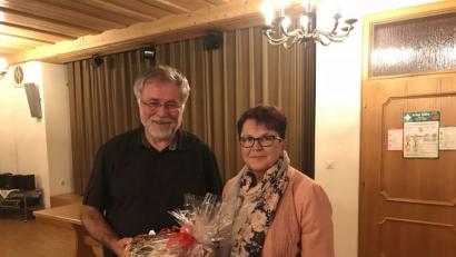 Bild: soj
Zum Dank für seine Ausführungen überreicht Marita Kuchenreuther, an Pfarrer Edmund Prechtl einen Brotzeitkorb.