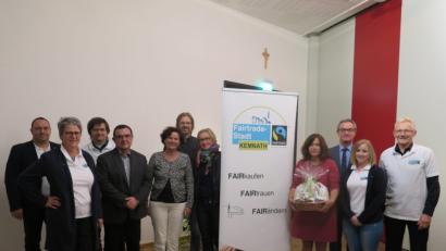 Bild: jzk
Alfred Kick, Susanne Schiller (Stadtmarketing), Bürgermeister Werner Nickl (von rechts) und die Mitglieder der Kemnather Steuergruppe (links) danken Sabine Leistner (Vierte von rechts) für ihre Anregungen zum fairen Handel in der Fairtrade-Stadt Kemnath.