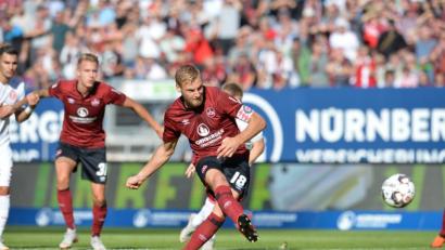 Bild: Bild: T Schamberger/dpa
Schuss ins Glück: Hanno Behrens legte mit seinem Elfmetertor den Grundstein zum Club-Sieg.