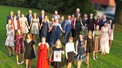 Bild: exb
In Herzform stellten sich die Absolventen mit ihren Lehrern und Gästen auf bei der Examensfeier.