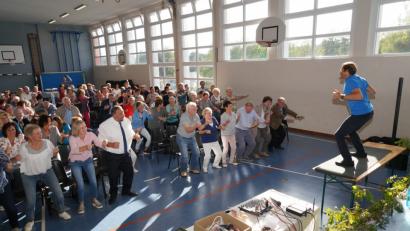 Bild: fvo
Gefordert sind die Zuhörer bei der Auftaktveranstaltung von NEUN2727. Selbst Bürgermeister Josef Beimler geht vor dem Gesundheitscoach in die Knie.