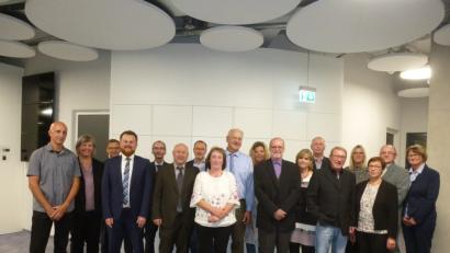 Bild: bk
Sie stehen seit 25, 40 und 45 Jahren hinter ihrem Unternehmen. Die langjährigen Mitarbeiter mit Personalchef Marco Götz und stellvertretendem Werksleiter Gerhard Lingl (Vierter und Sechster von links).