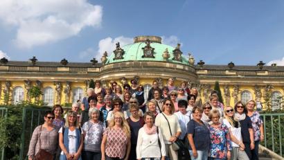 Bild: öt
Beim Besuch von Schloss Sanssouci stellen sich die TuS-Frauena zu einem Erinnerungsfoto auf.