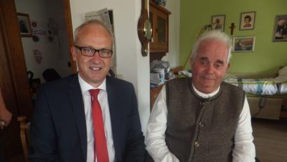Bild: ibj
Eine besondere Freude war für Karl Standecker der Besuch von Bürgermeister Bernard Lindner (links).