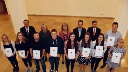 Bild: usc
Vertreterinnen von Berufsschule, IHK, Zweckverband Berufsschulen und Landratsamt freuten sich nach der Ehrung im Landratsamt mit den Schulbesten des Schuljahres 2017/18 über die sehr guten Ergebnisse.