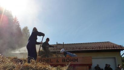 Bild: exb
In Mittelreinbach wurde mit einem alten Dreschkasten
wie in alten Zeiten Getreide gedroschen.