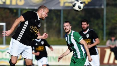 Bild: Büttner, Gerhard
Markus Hüttner (links) von der DJK Weiden weiß, wie man Bälle aus der Gefahrenzone befördert. Die Elf vom Flutkanal entschied das Stadtderby beim FC Weiden-Ost überraschend mit 2:0 für sich.