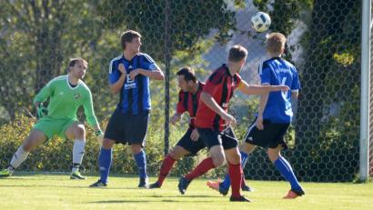 Bild: ref
Das hätte das 1:0 für den SSV Paulsdorf sein müssen: Tobis Scherm (Zweiter von rechts) köpfte diesen Ball um Haaresbreite am Raigeringer Tor vorbei.