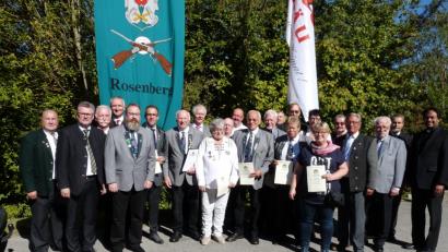 Bild: rlö
Hohe Auszeichnungen ergingen zur 125-Jahr-Feier an zahlreiche Rosenberger Schützen. Herausragend die Würdigung von Christa und Hans Winter (vorne Mitte) und Leo Kurz (links daneben).