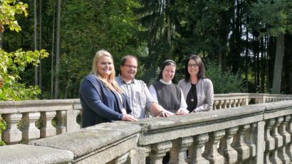 Bild: exb
Aus Oberbayern an die Mädchenrealschule der Zisterzienserinnen zurückgekehrt sind Daniela Schinagl und Florian Trißl, zusammen mit Konrektorin Sr. M. Raphaela Kratzer und Rektorin Kerstin Reiter (von links).