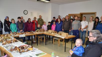 Bild: gi
Stefan Hartwig, Pilz-Sachverständiger der Deutschen Gesellschaft für Mykologie (Vierter von rechts) erklärt den Teilnehmern bei einer Pilzexkursion die verschiedenen Pilze ob essbar, ungenießbar oder gar giftig.