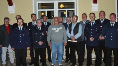 Bild: exb
Geehrte und Gratulanten mit (von links) Feuerwehrbeauftragten Josef Lehner, Christian Weiß, Jan Löschner, Jan Albersdörfer, Karl Wichtrei, Kommandant Stefan Egerer, Manfred Naumann, Max Bachmann, Kreisbrandmeister Hans Sperber, Heinz-Dieter Ross, Bürgermeister Joachim Neuß, dem Vorsitzenden Sebastian Schwemmer, 2. Kommandanten Fabian Schwemmer sowie 2. Vorsitzenden Daniel Winter.