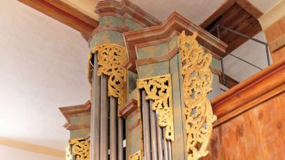 Bild: ow
Kirchenmusikdirektor Reinhold Schelter hatte keine Probleme mit den Eigenheiten der 300 Jahre alten Orgel in der Friedhofskirche. Er begeisterte die Zuhörer mit verschiedenen Stücken aus der Barockzeit.