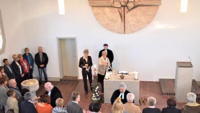 Bild: rgr
Nach einjähriger Renovierungszeit wurde die evangelische Michaelskirche am Sonntag feierlich wieder eingeweiht. Nach der Weihe des neuen Altares von Regionalbischof Dr. Hans-Martin Weiss empfingen die Gläubigen das Abendmahl.