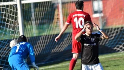 Bild: Alfred Schwarzmeier
Ein Treffer in der 1. Minute, das war’s dann mit der Schirmitzer Torausbeute: In der zweiten Halbzeit boten sich Bastian Dütsch (vorne) und Co. einige Chancen, aber am Ende entführte der SV Inter Bergsteig Amberg nicht unverdient einen Punkt aus Schirmitz.